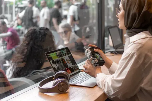 woman_using_a_laptop_in_a_restaurant.webp